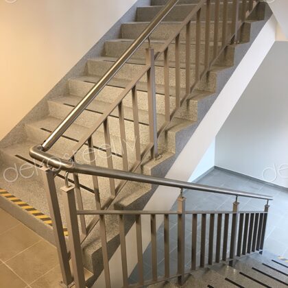 Krāsotas metāla margas.