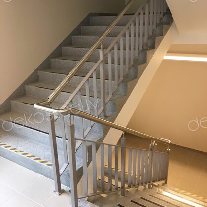 Krāsotas metāla margas.