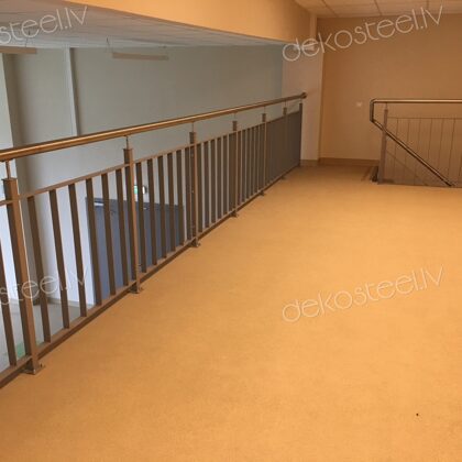 Krāsotas metāla margas.