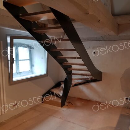 Metāla kāpnes ar diviem metāla "sānu vaigiem"