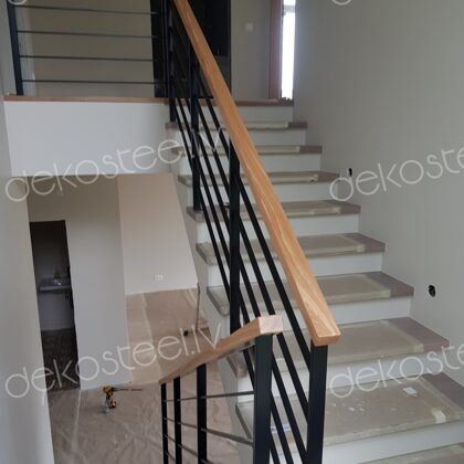 Krāsotas metāla margas.