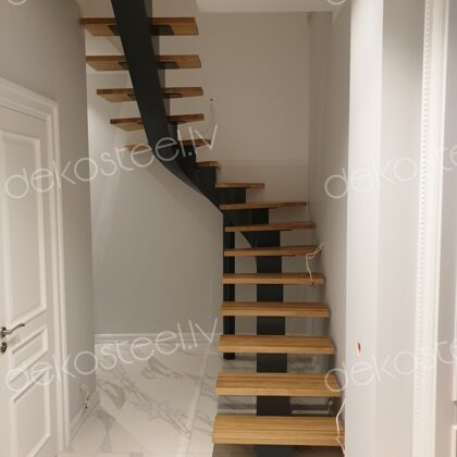 Metāla kāpnes uz izliektas centrālās nesošās sijas.