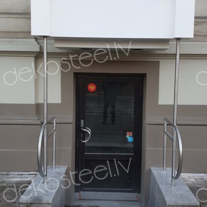 Veikala reklāmas stends ar nerūsējošā tērauda margām