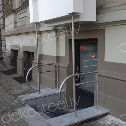 Veikala reklāmas stends ar nerūsējošā tērauda margām