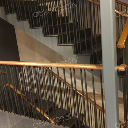 Metāla kāpņu apdare ar vara elementiem uz betona pakāpieniem.