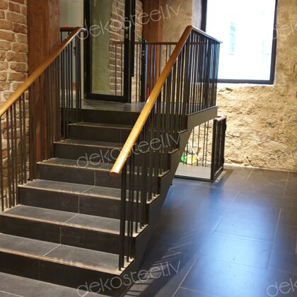 Krāsotas metāla margas.