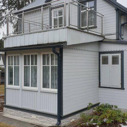 Nerūsējošā tērauda margas jūrmalā