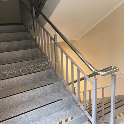 Krāsotas metāla margas.