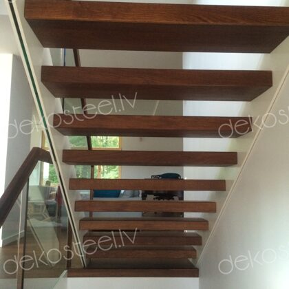 Metāla kāpnes ar stikla margām.