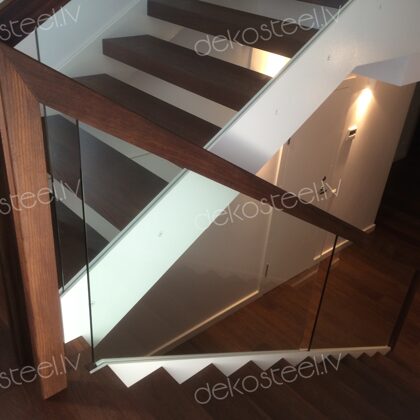 Metāla kāpnes ar stikla margām.