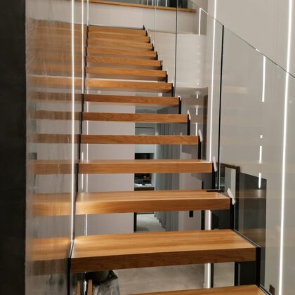 Kāpnes ar stikla margām
