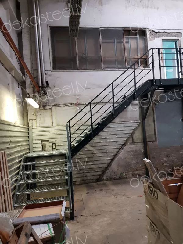 Industriālas krāsotas trepes ar cinkotiem pakāpieniem