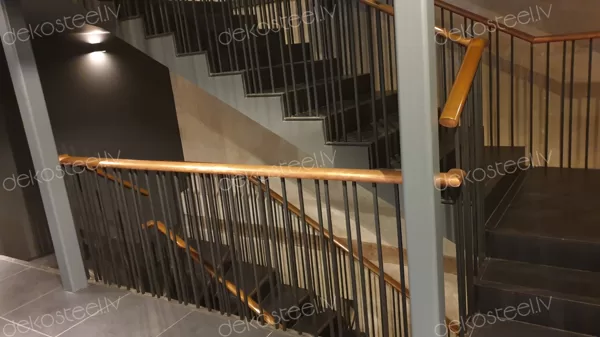 Metāla kāpņu apdare ar vara elementiem uz betona pakāpieniem.