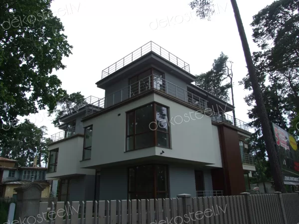 Cinkotas, krāsotas metāla margas.