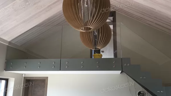 Metāla kāpnes ar pakāpienos iestrādātiem LED elementiem un stikla margām.