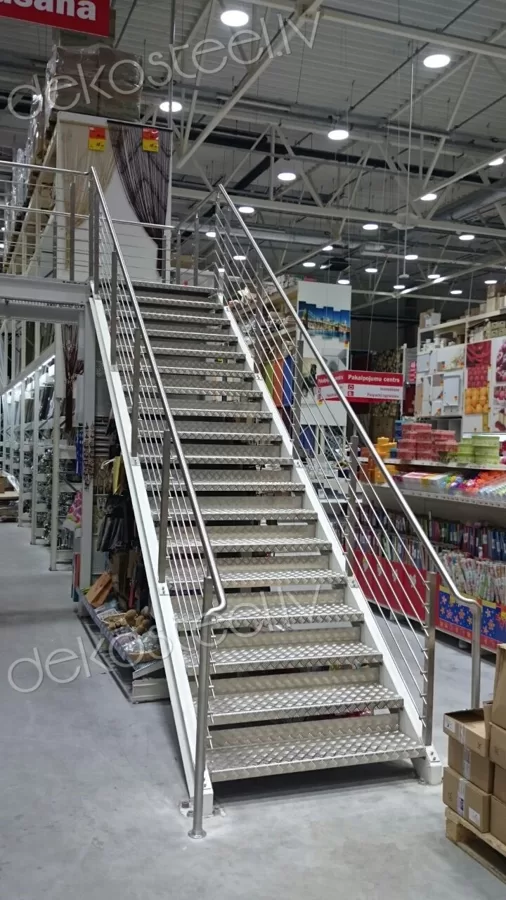 Nerūsējošā tērauda margas.