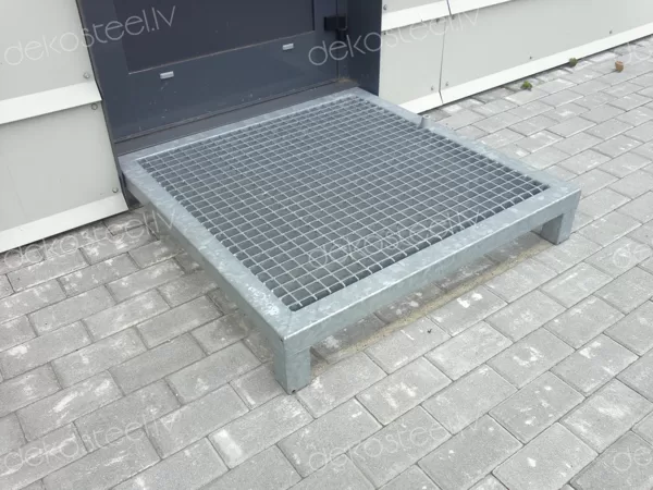 Cinkotas metāla kāpnes.
