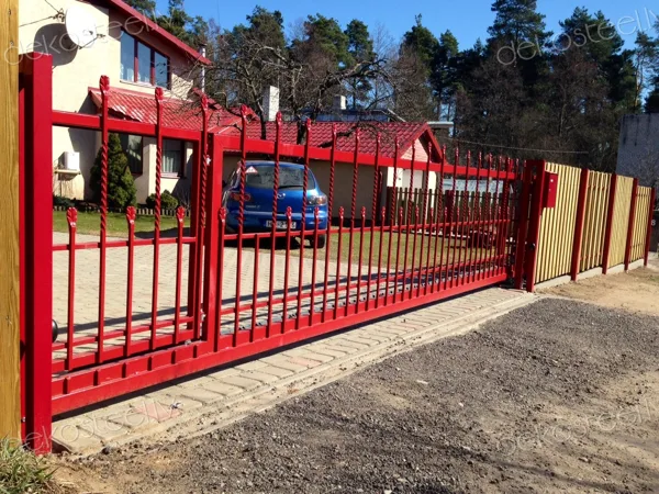 Cinkoti krāsoti bīdāmie vārti ar stabiem