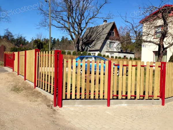 Cinkota krāsota metāla sekciju sēta ar koka pildijumu