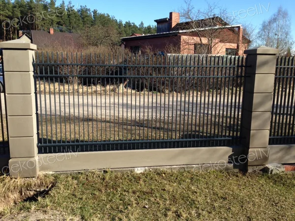 Cinkots krāsots sekciju žogs ar betona stabiem un pasētām