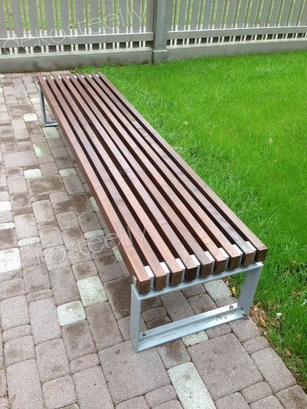 Cinkoti metāla soliņi ar koka virsmu