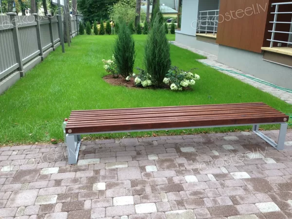 Cinkoti metāla soliņi ar koka virsmu