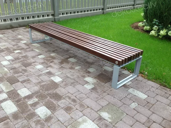 Cinkoti metāla soliņi ar koka virsmu