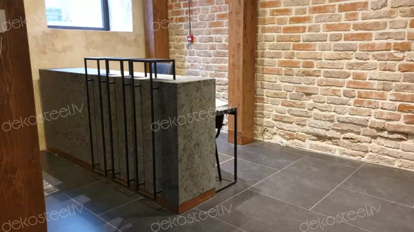 Metāla dekora elementi akmens stendam