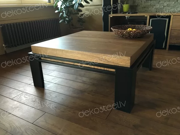 Metāla kafijas galdiņš ar koka virsmu