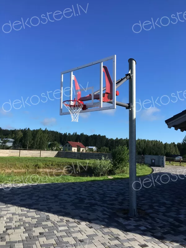 Cinkots, krāsots basketbola grozs ar stikla atduri